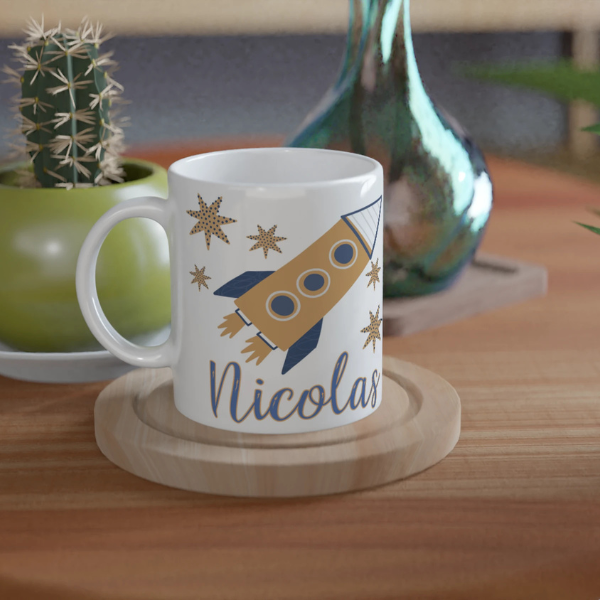 Mug personnalisé tout blanc avec fusée et planètes, parfait pour un cadeau enfant original et ludique.