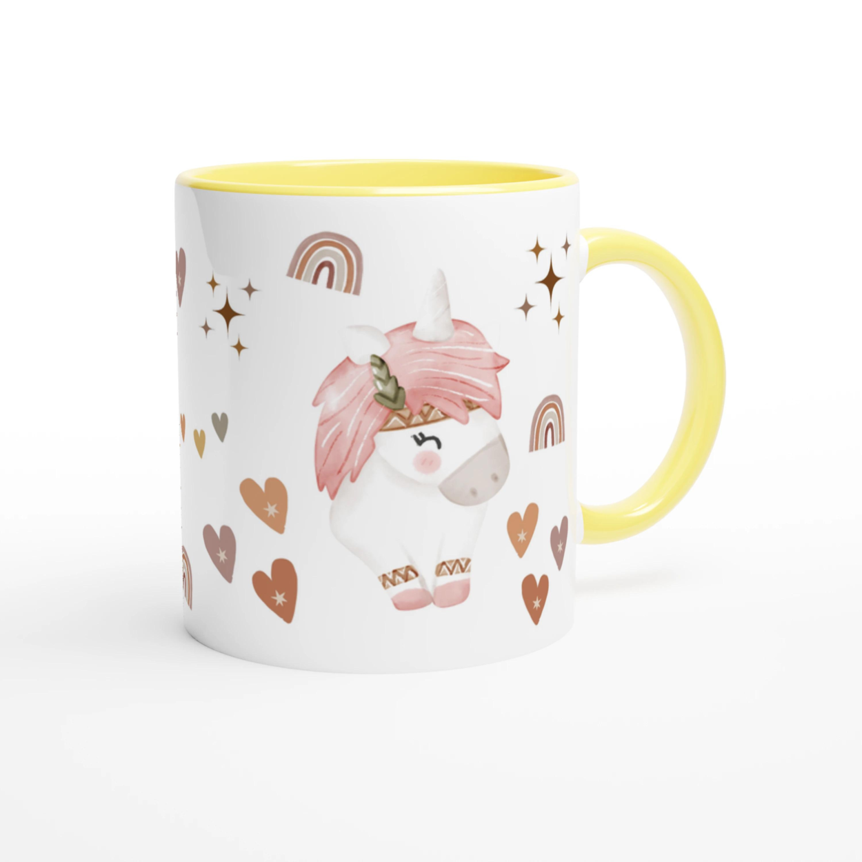 Mug personnalisé avec licorne au style bohème et étoiles scintillantes, intérieur jaune, parfait pour un cadeau lumineux et joyeux.