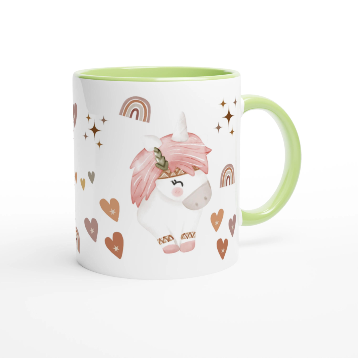 Tasse personnalisée avec licorne et décor bohème en tons naturels, intérieur vert, un cadeau enchanteur et paisible.