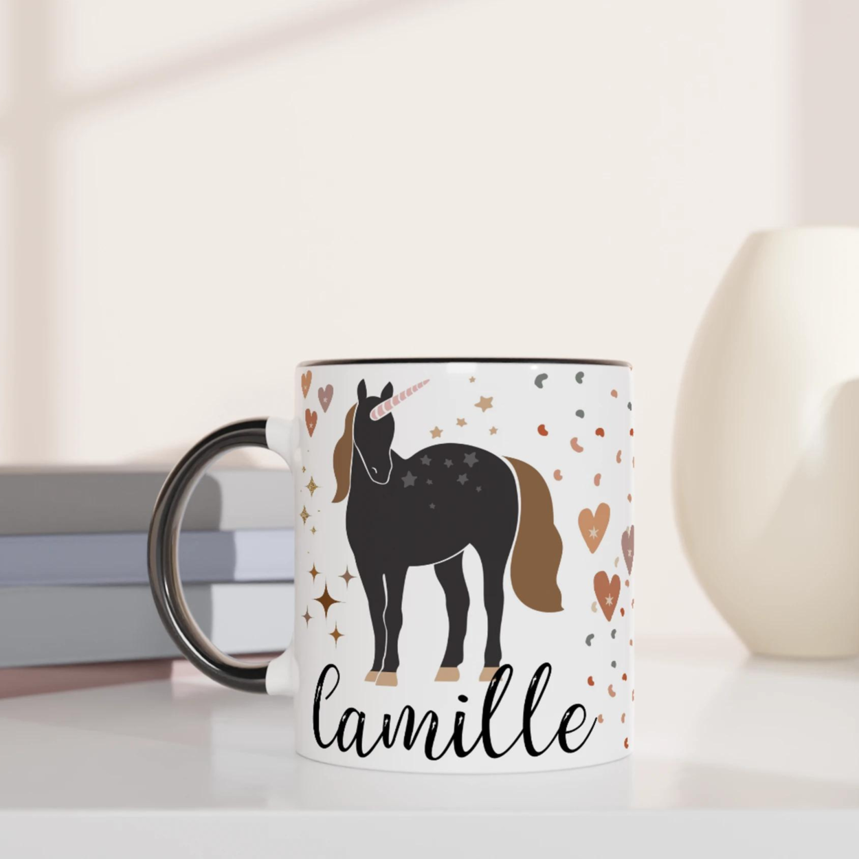 Mug personnalisé avec licorne étoilée et cœur doré, intérieur noir, pour une touche chic et mystique.