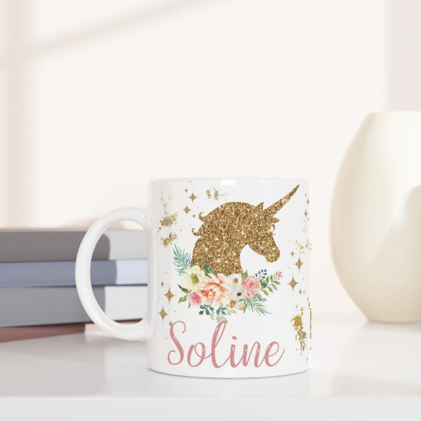 Mug personnalisé tout blanc avec licorne dorée et fleurs romantiques, idéal pour un cadeau magique et raffiné.