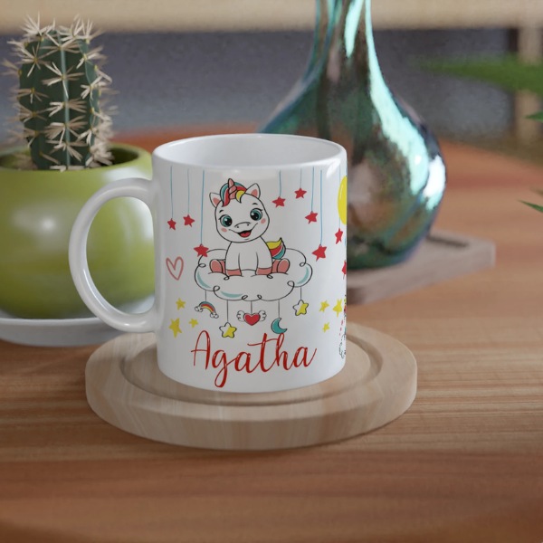 Mug personnalisé tout blanc avec licorne assise sur un nuage et étoile magique, idéal pour un cadeau féerique et original.