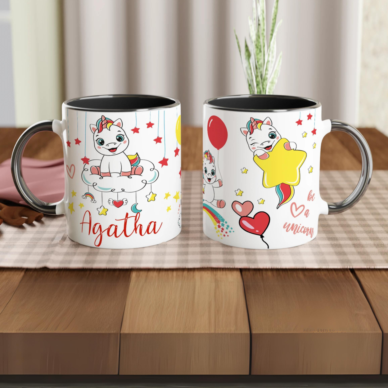 Mug personnalisé avec licorne et arc-en-ciel étoilé, intérieur noir, pour une touche élégante et féerique.