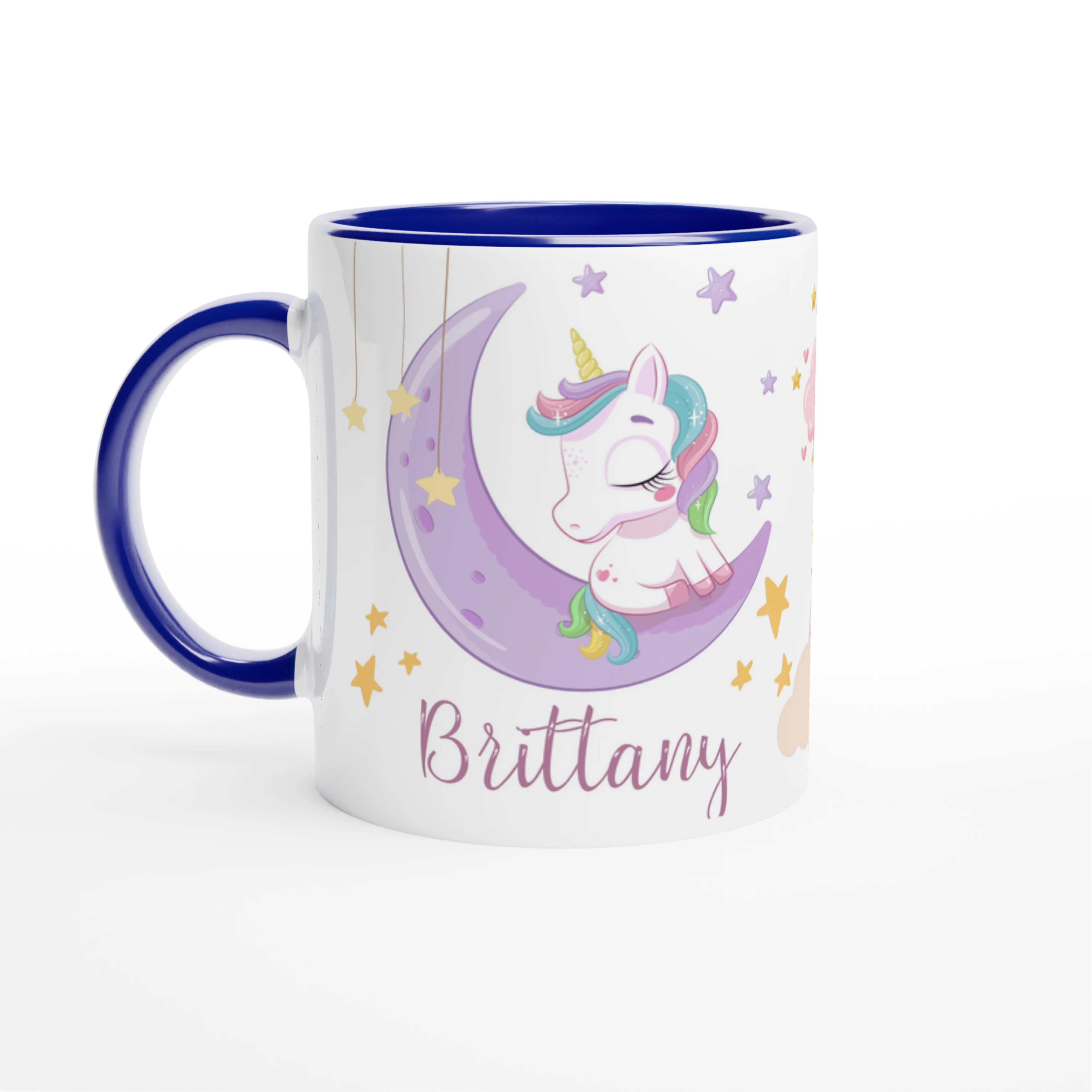 Mug personnalisé avec licorne sur un nuage et pluie d’étoiles, intérieur bleu, parfait pour une petite rêveuse passionnée de magie.