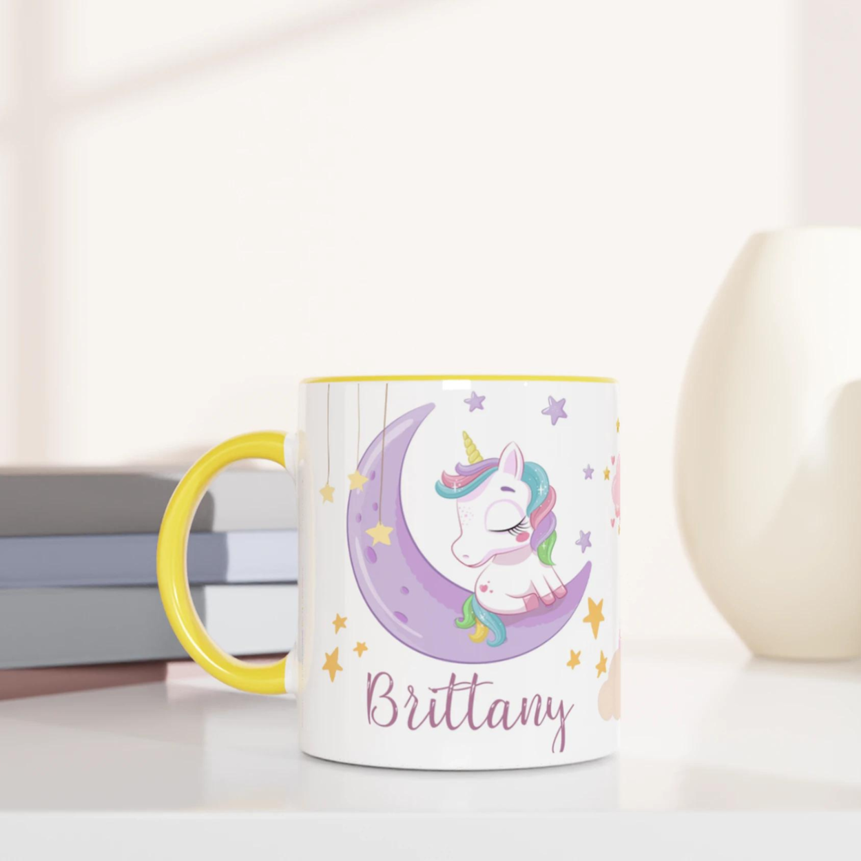 Mug personnalisé avec licorne sur la lune et étoiles scintillantes, intérieur jaune, parfait pour un cadeau lumineux et magique.
