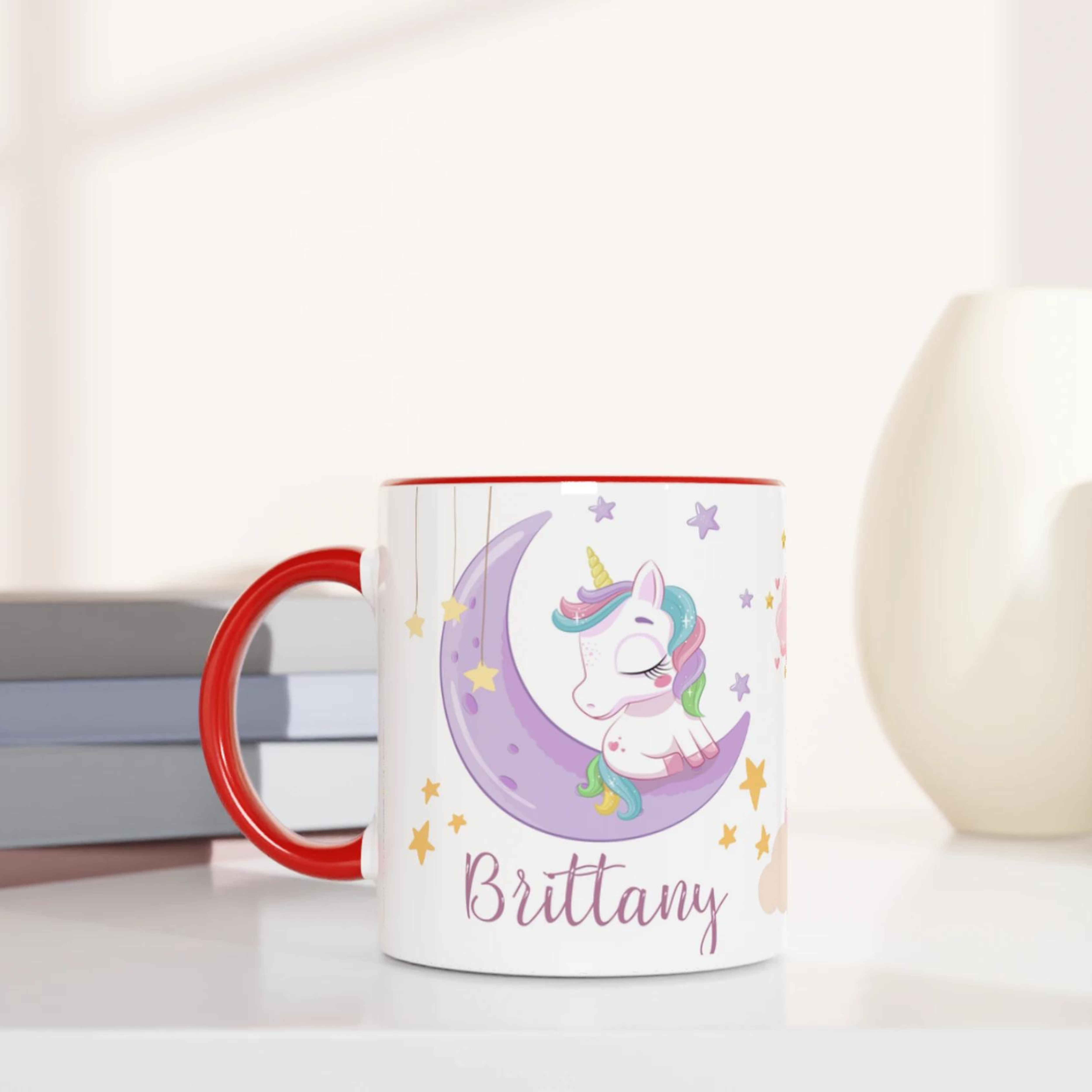 Mug personnalisé avec licorne et arc-en-ciel étoilé, intérieur rouge, parfait pour un cadeau féerique et dynamique.