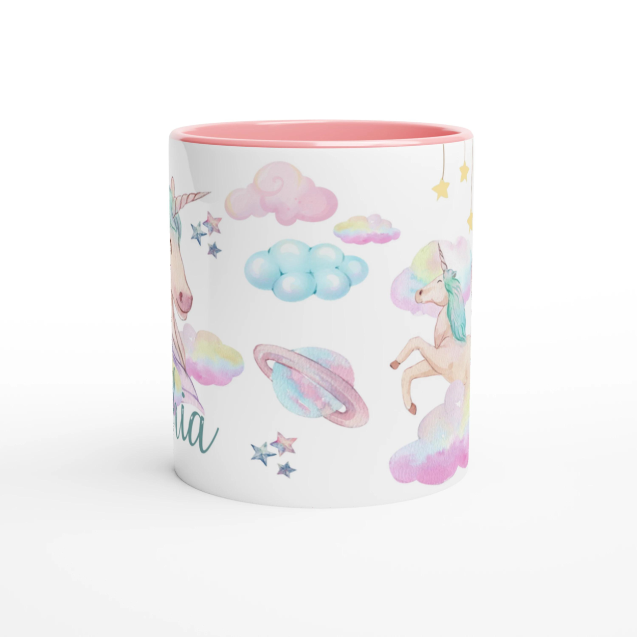 Tasse personnalisée avec licorne pastel et ciel étoilé, intérieur rose, idéale pour un cadeau tendre et féerique.