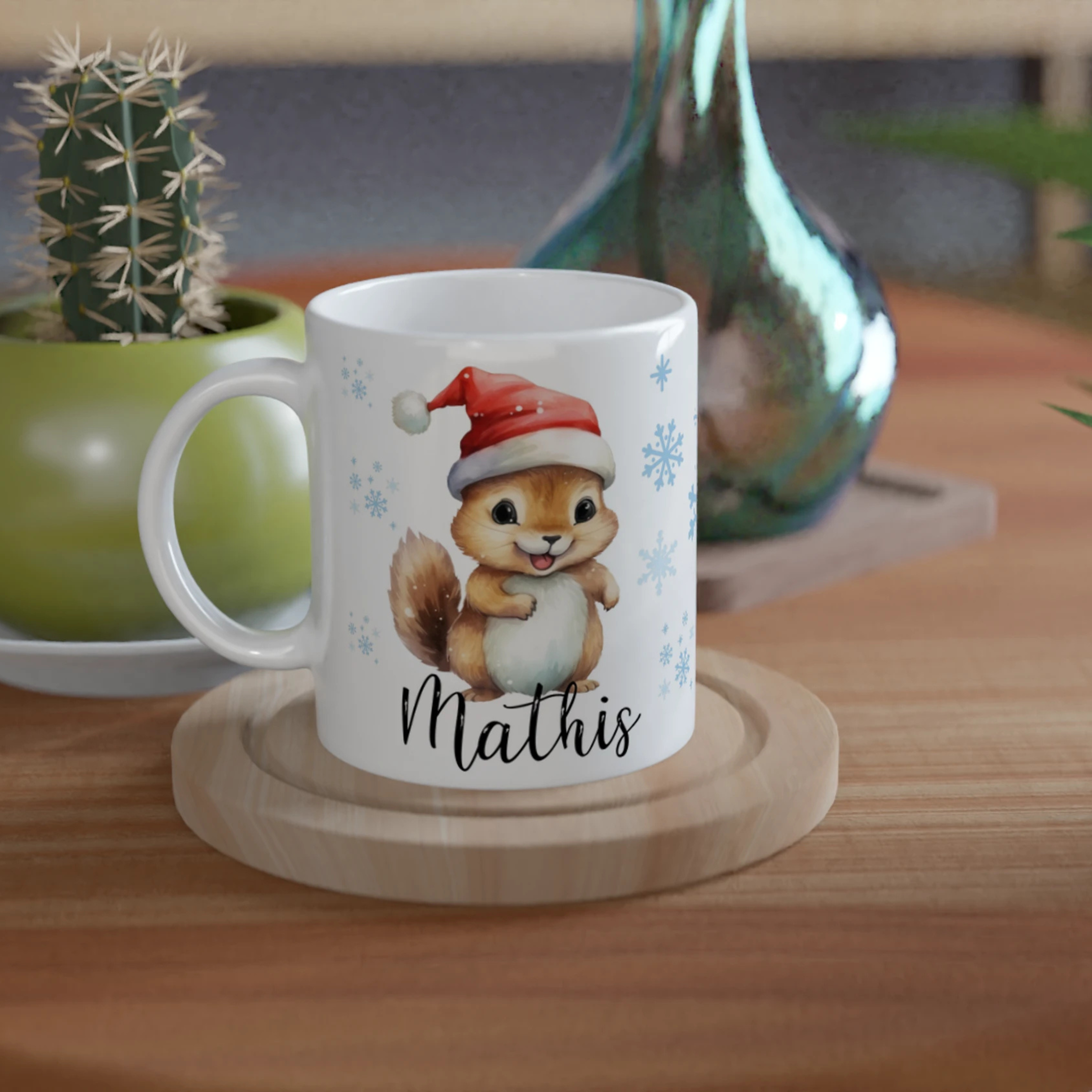 Mug personnalisé tout blanc avec un adorable écureuil portant un bonnet de Noël, décoré de flocons de neige, parfait pour un cadeau festif.