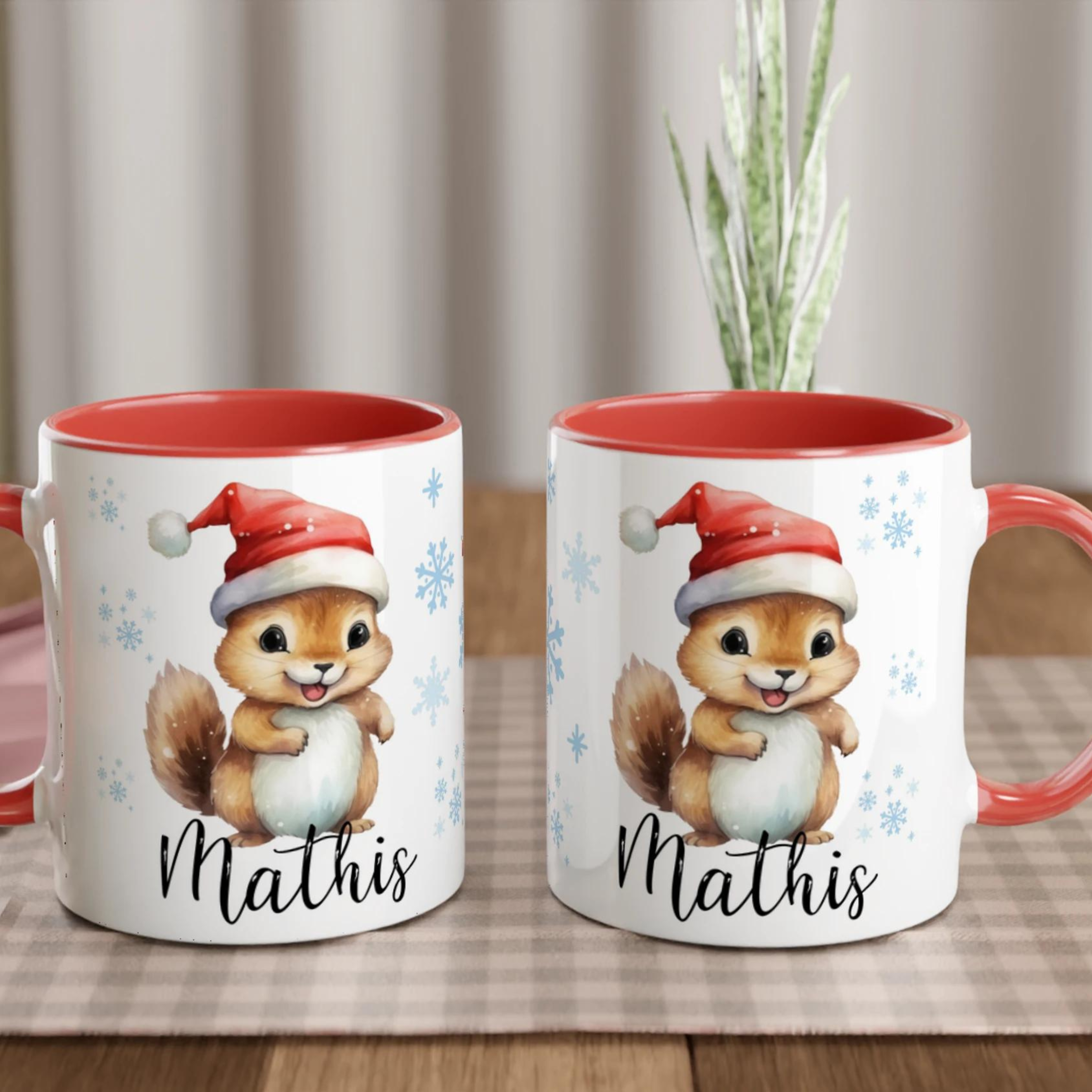 Tasse de Noël personnalisée avec un écureuil joyeux en bonnet rouge, intérieur rouge, idéal pour une ambiance chaleureuse et festive.