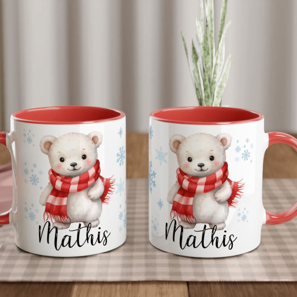 Mug personnalisé de Noël avec un ours polaire emmitouflé dans son écharpe, intérieur rouge, idéal pour une ambiance festive.