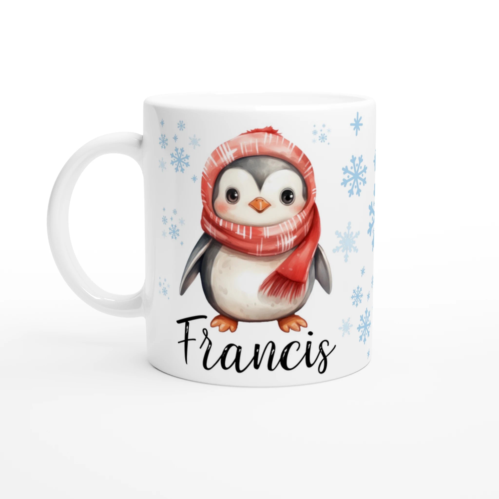 Mug personnalisé avec un adorable pingouin portant une écharpe rouge, décoré de flocons de neige, parfait pour un cadeau de Noël unique.