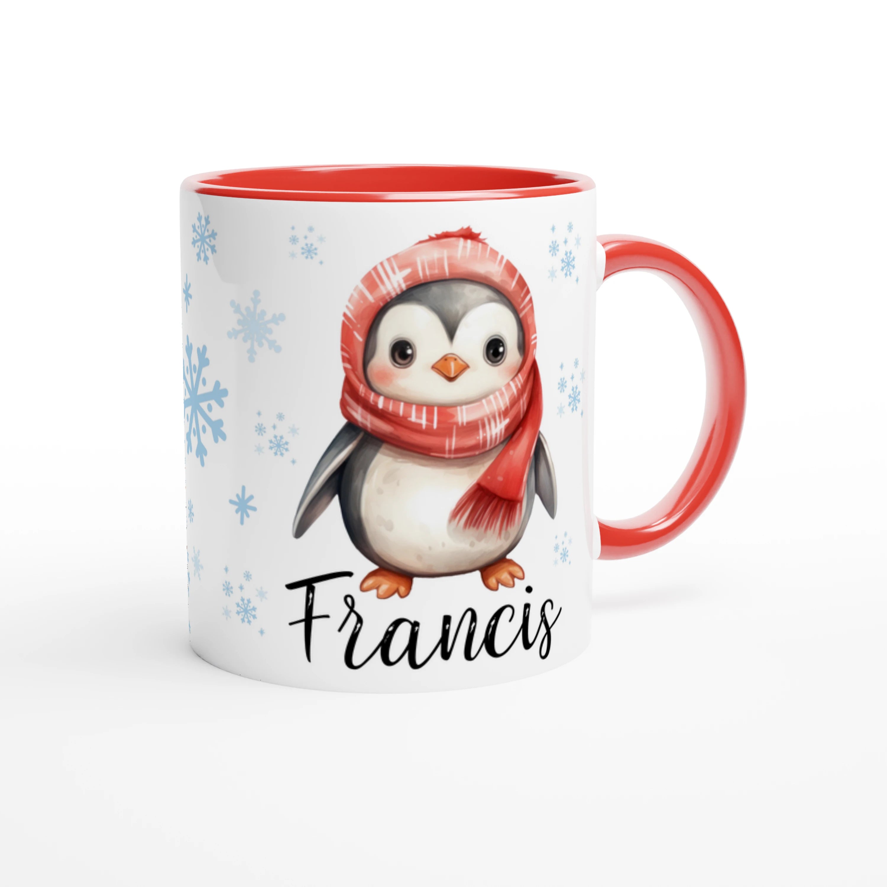 Mug personnalisé de Noël avec un mignon pingouin en écharpe rouge, intérieur rouge, idéal pour une ambiance festive et chaleureuse.
