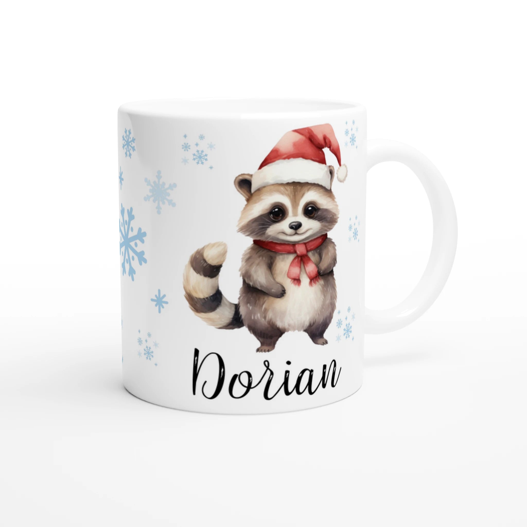 Mug personnalisé avec un adorable raton laveur coiffé d’un bonnet de Noël, décoré de flocons de neige, parfait pour un cadeau festif.