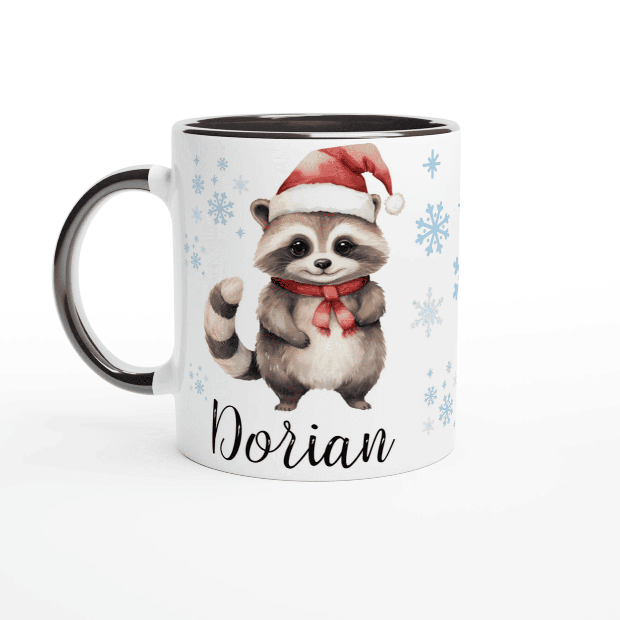 Tasse personnalisée avec un raton laveur en bonnet de Noël, intérieur noir, idéale pour une ambiance hivernale élégante.