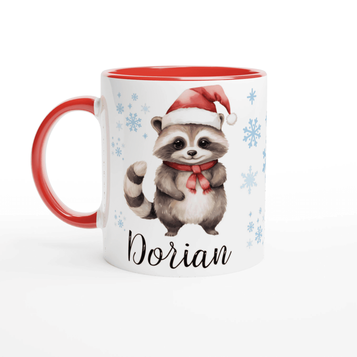 Mug personnalisé de Noël avec un mignon raton laveur et des flocons de neige, intérieur rouge, pour une touche festive et chaleureuse.