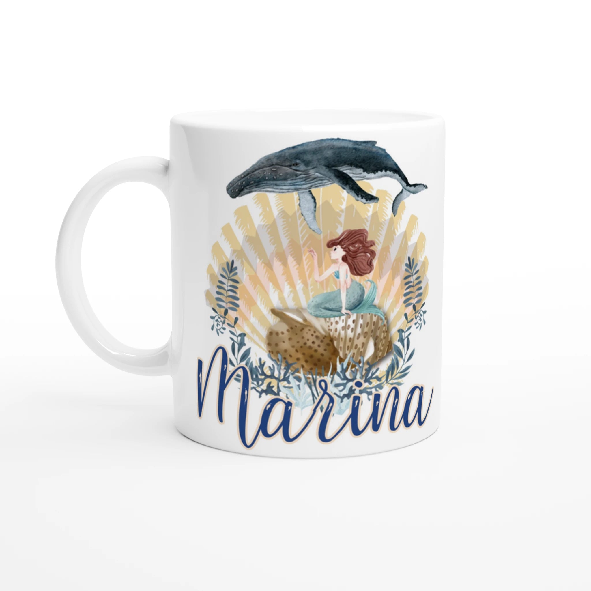 Mug personnalisé tout blanc avec prénom et illustration de sirène, coquillage et animaux marins, idéal pour un cadeau enfant unique.