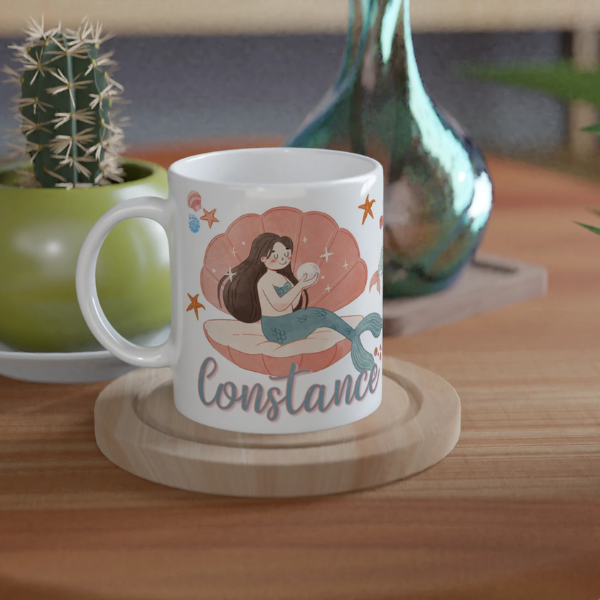 Mug personnalisé tout blanc avec illustration de sirènes aquarelle, décor marin et coquillages, idéal pour un cadeau enfant.