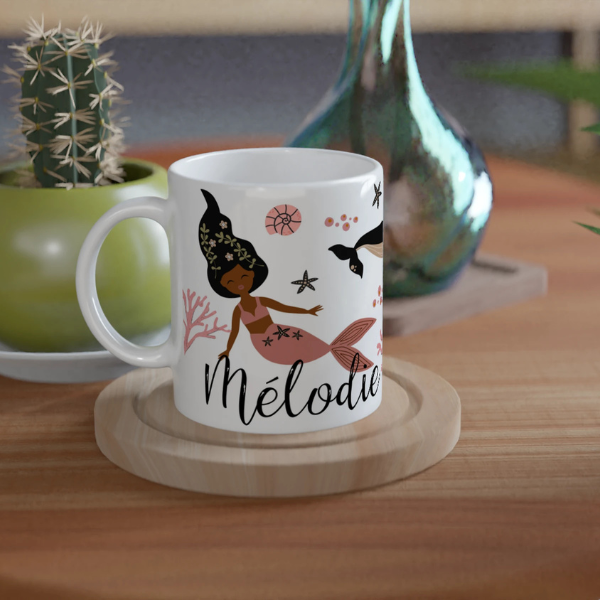Mug personnalisé tout blanc avec illustration de sirènes au style boho chic, étoiles de mer et animaux marins, parfait pour un cadeau enfant original.