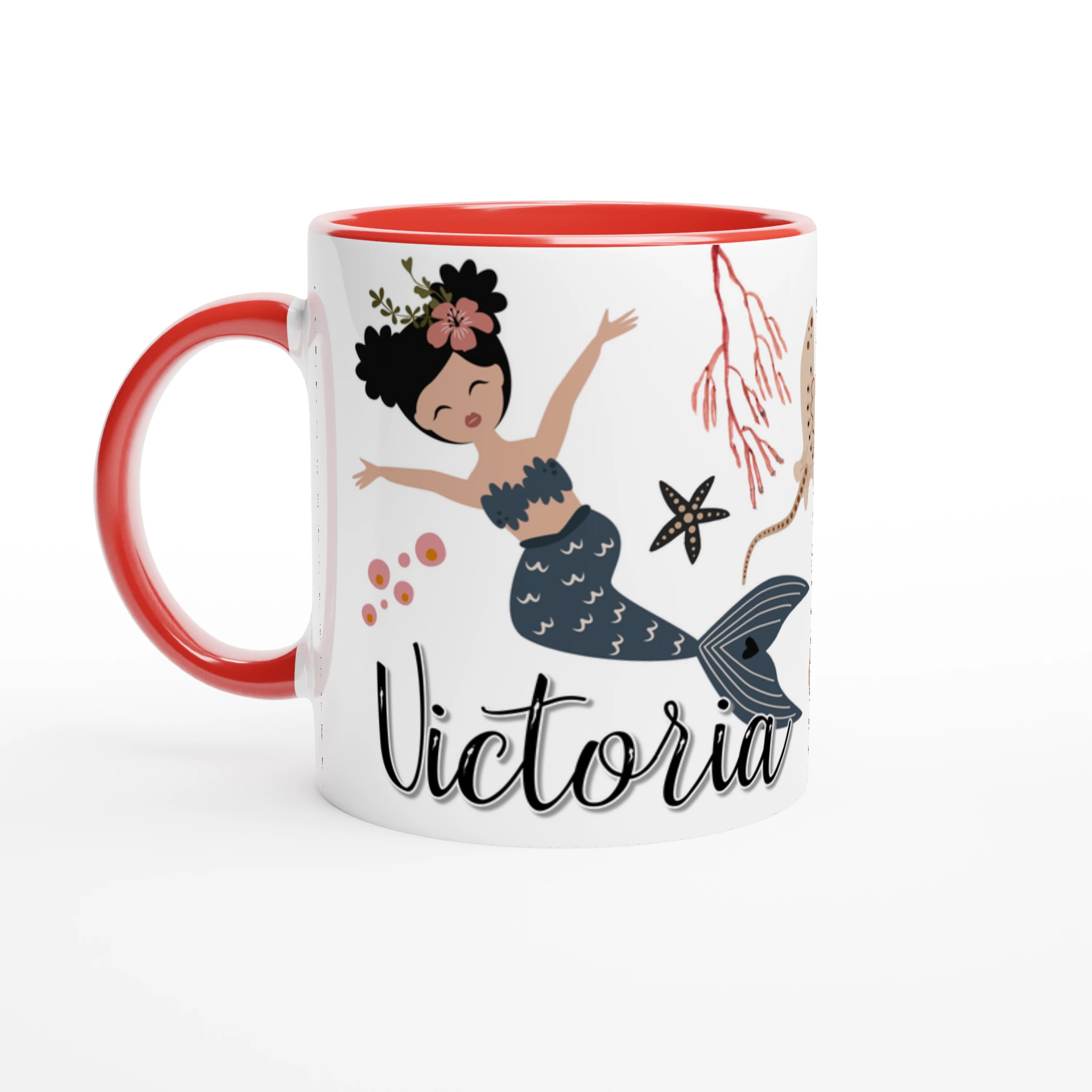 Mug personnalisé avec motifs de sirènes bohème chic et éléments marins, intérieur rouge, parfait pour une passionnée de la mer.