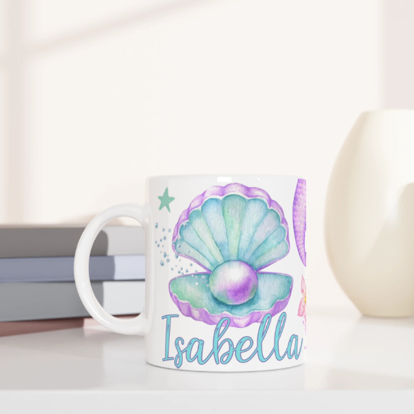 Mug personnalisé tout blanc avec illustration de sirène, coquillage et décor marin au style bohème chic, idéal comme cadeau unique.