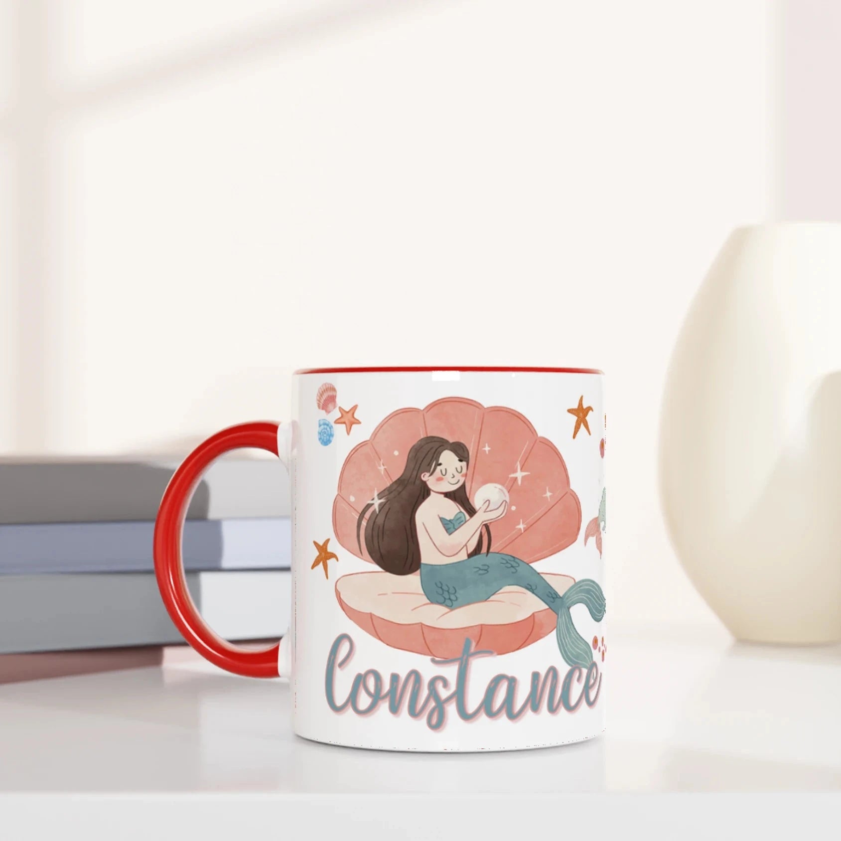 Mug personnalisé avec motifs de sirènes, perles et décor marin bohème chic, intérieur rouge, parfait pour un cadeau unique.