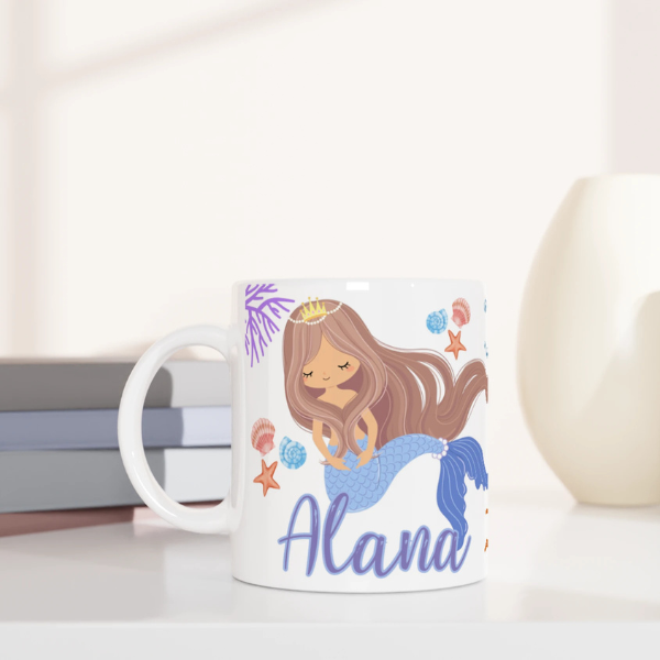 Mug personnalisé tout blanc avec illustration de sirène princesse, décor marin avec étoiles de mer et coraux, idéal pour un cadeau enfant.
