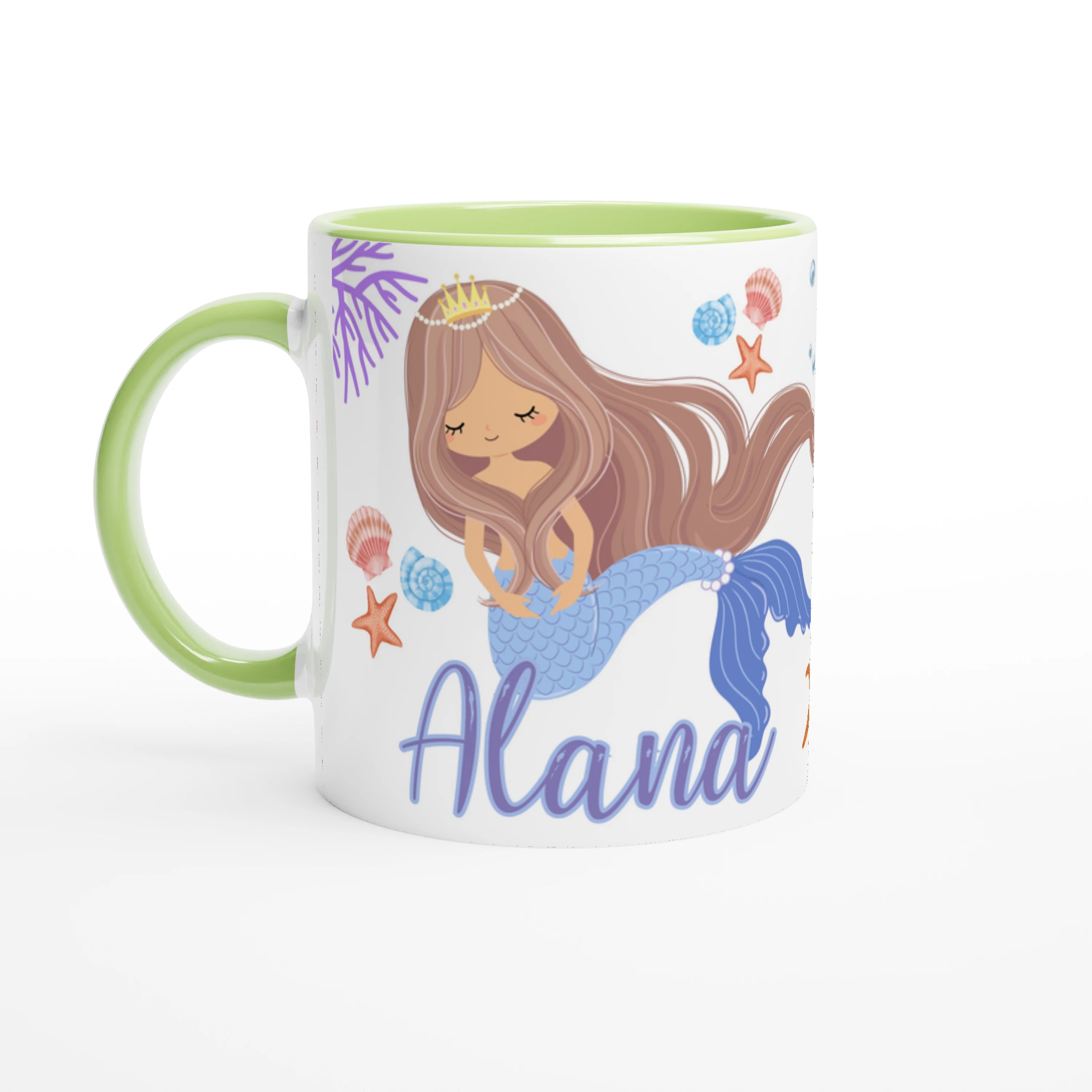 Tasse personnalisée avec décor de sirène princesse, coquillages et étoiles de mer, intérieur vert, idéale pour un cadeau coloré.