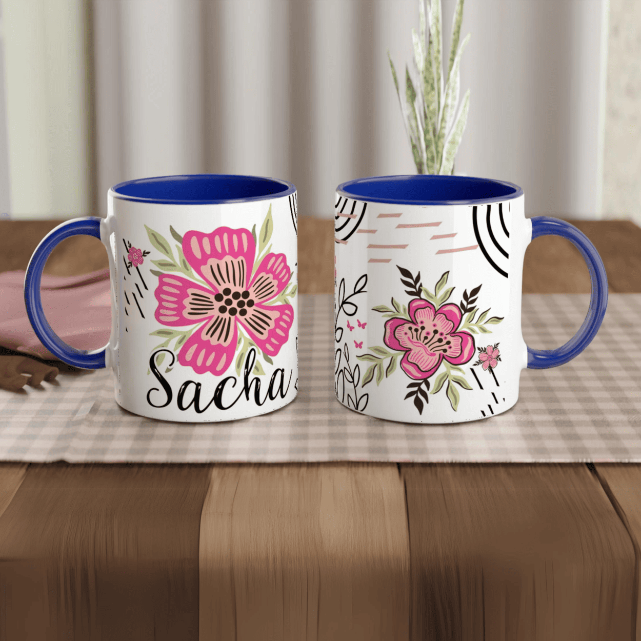 Mug prénom personnalisé avec fleurs bohèmes, intérieur bleu, style bohème chic pour enfant.
