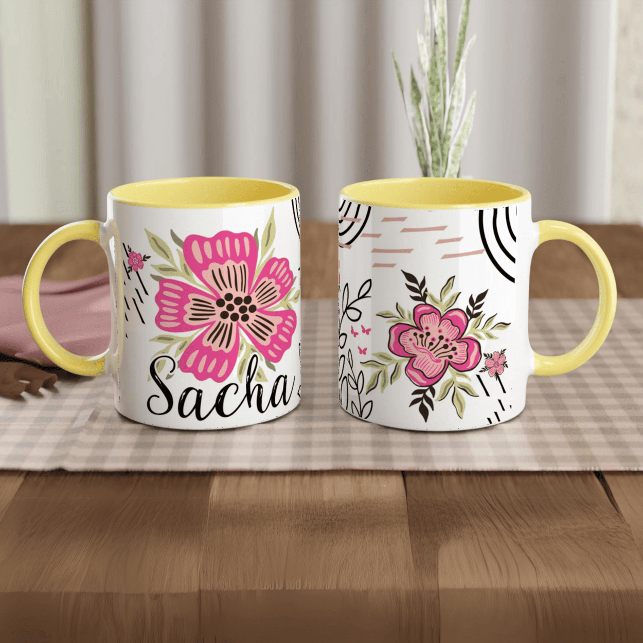 Mug prénom personnalisé avec motif floral bohème, intérieur jaune, cadeau coloré et tendance.