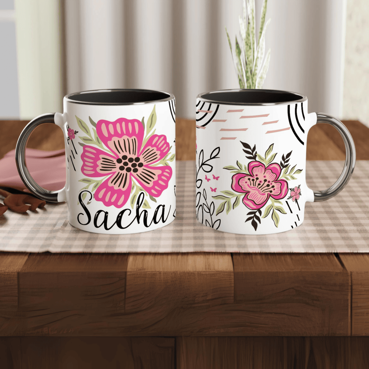 Mug personnalisé avec fleurs bohèmes, intérieur noir, idéal pour une déco élégante et unique.