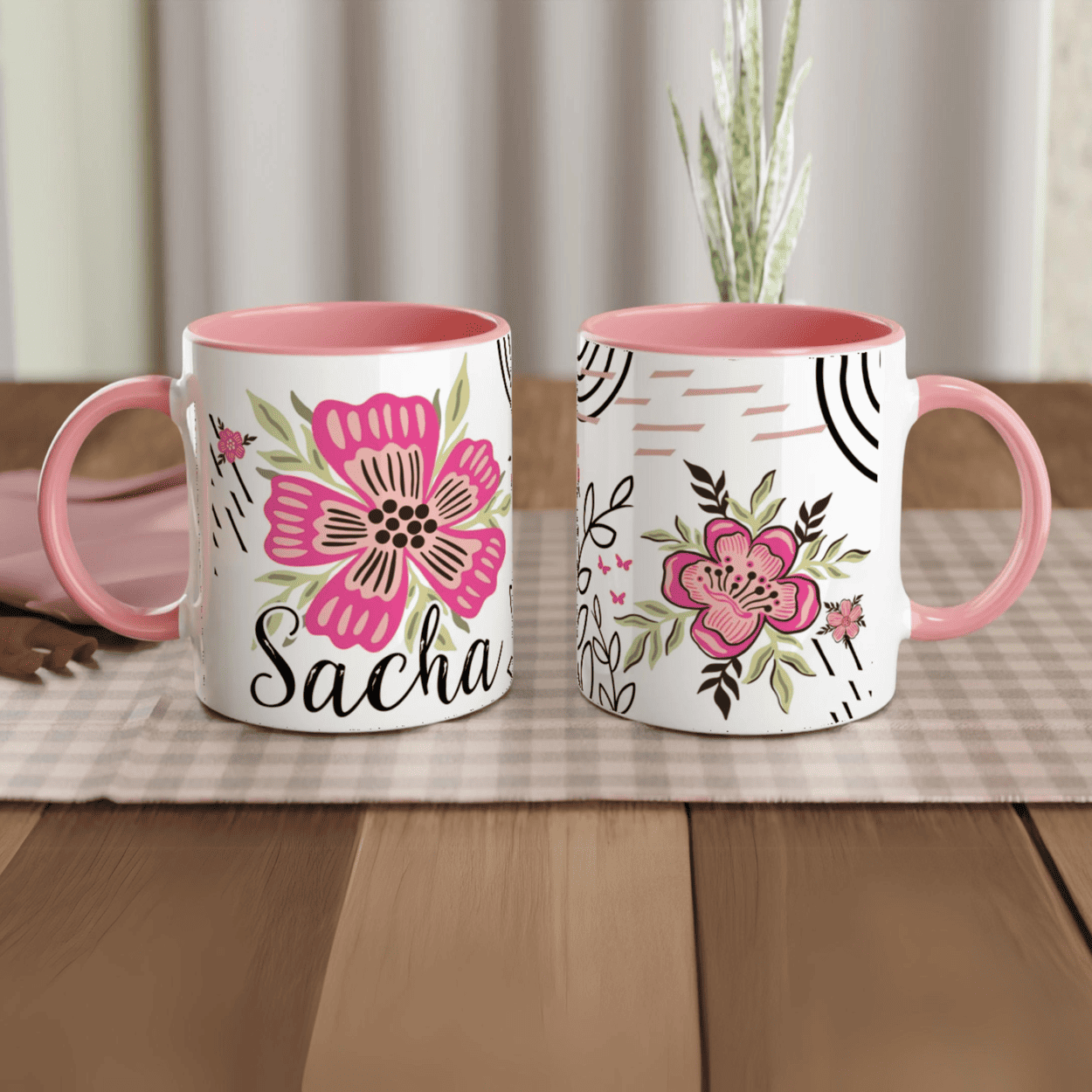 Mug personnalisé prénom avec fleurs bohèmes, intérieur rose, cadeau délicat et féminin.