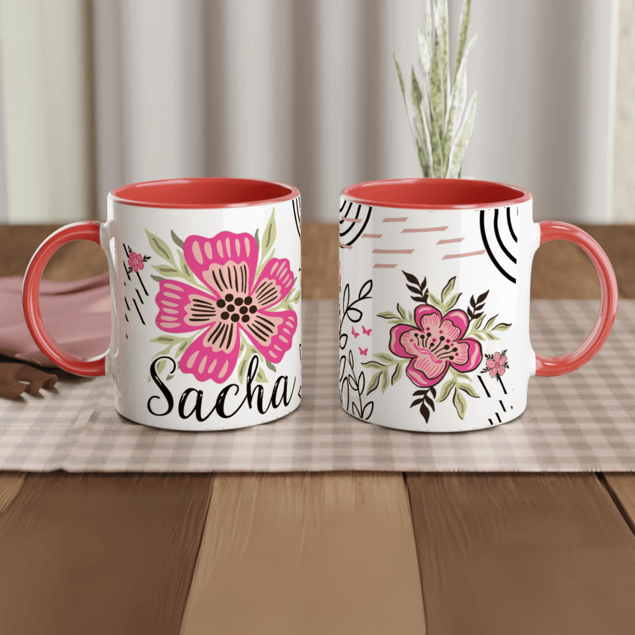 Mug prénom personnalisé avec fleurs bohèmes, intérieur rouge, parfait pour un cadeau original.