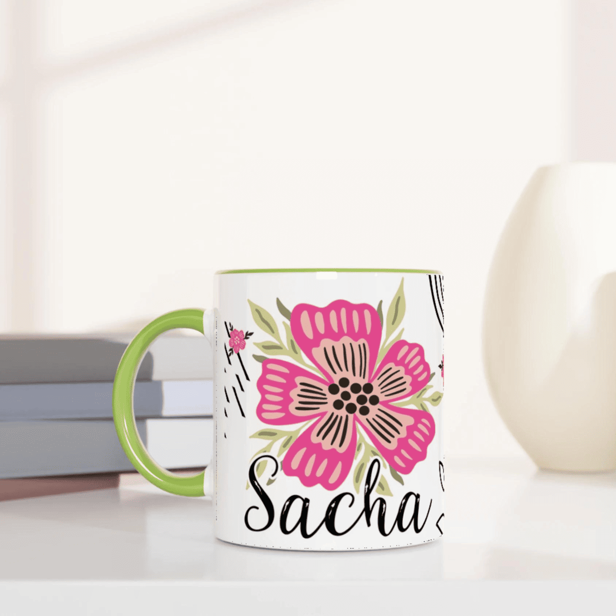 Mug personnalisé prénom avec fleurs bohèmes, intérieur vert, parfait pour une touche nature.