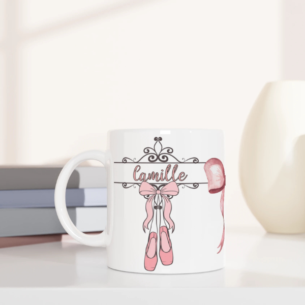 Mug personnalisable tout blanc avec prénom et illustration de pointes de danse classique, parfait comme cadeau unique pour les passionnés de ballet.