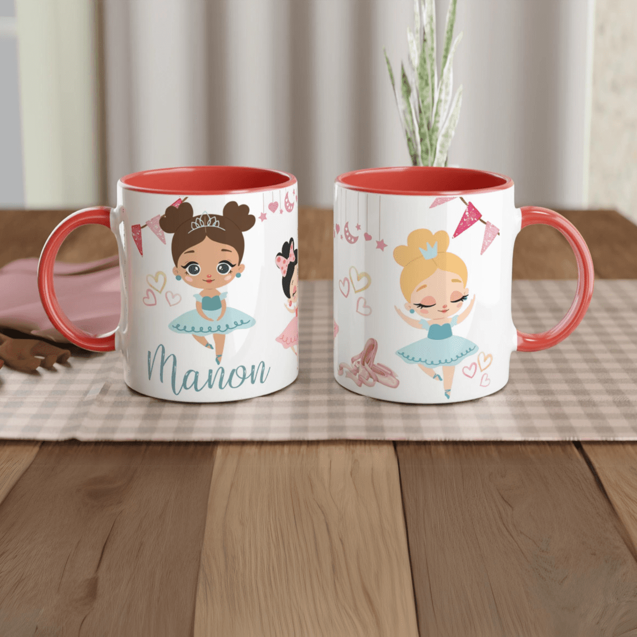Tasse personnalisée avec prénom, design danseuse en robe bleue et décor festif, intérieur rouge, idéale pour les petites danseuses.