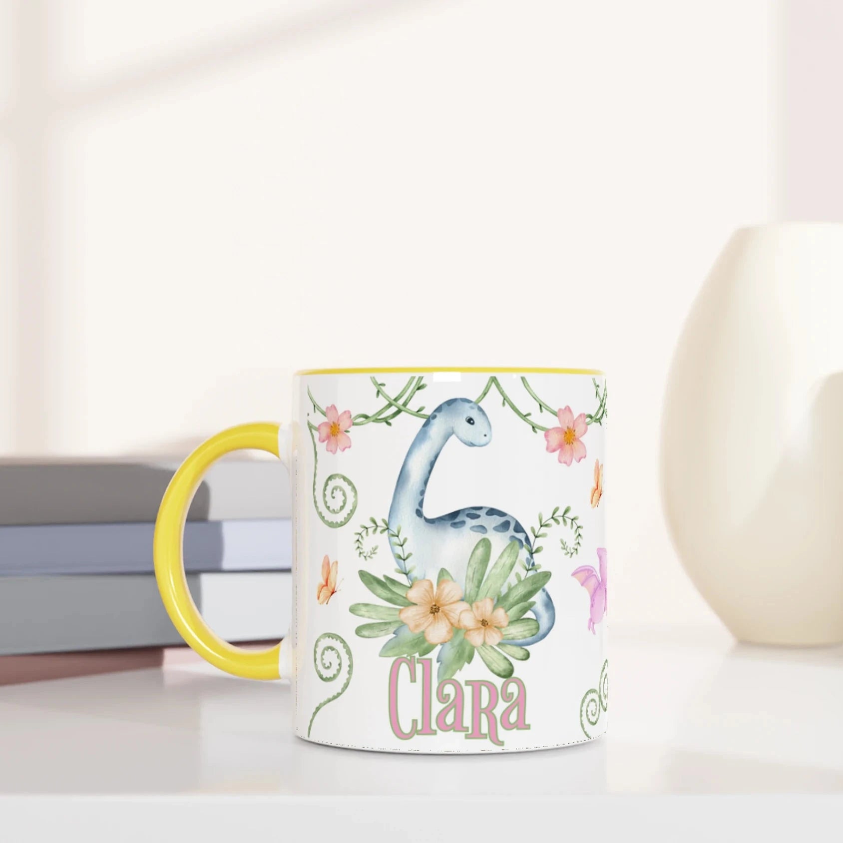 Mug dinosaure floral personnalisé avec prénom, intérieur jaune, design doux et fleuri, parfait pour les enfants.