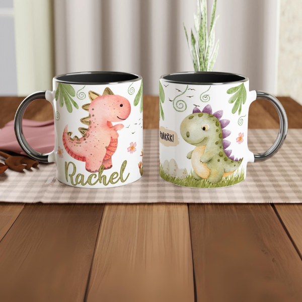 Mug noir personnalisé avec motif dinosaure mignon et prénom, parfait pour les enfants.