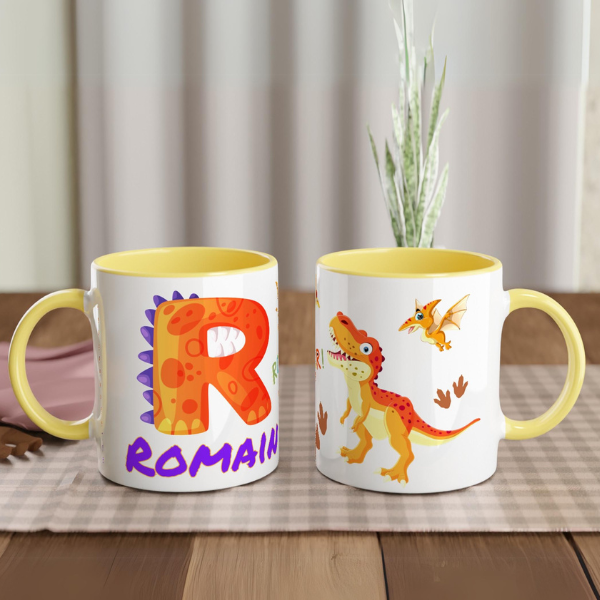 Mug personnalisé pour enfant avec motif dinosaure et prénom, intérieur jaune, parfait pour les petits fans de dinosaures et pour un cadeau original