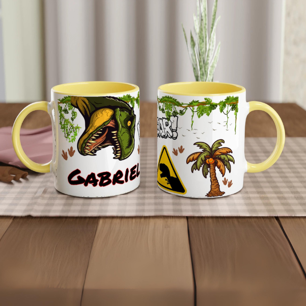 Mug dinosaure avec prénom personnalisé, intérieur jaune, parfait pour les petits explorateurs fans de dinosaures.