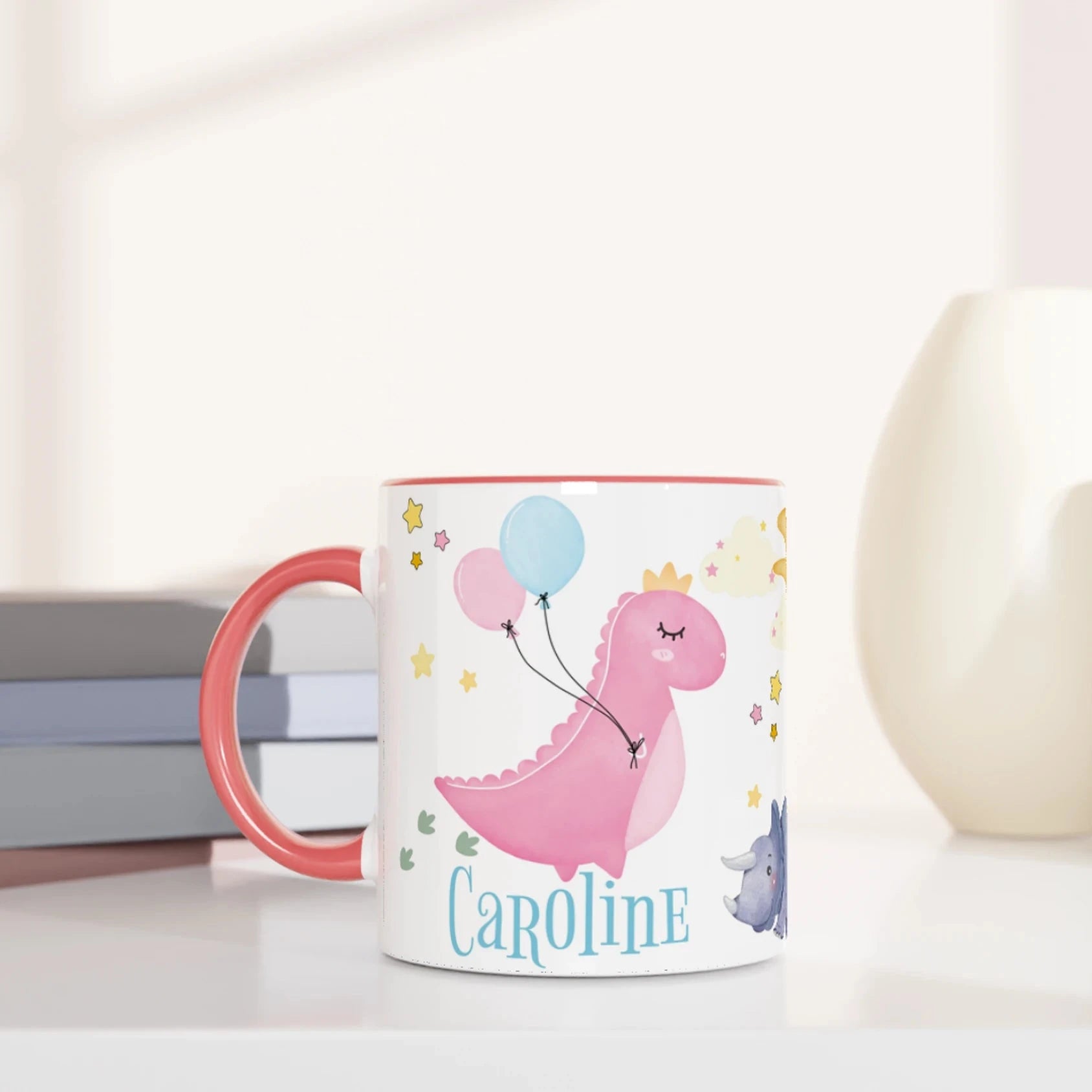 Mug personnalisé dinosaure avec ballons et prénom, intérieur rose, parfait comme cadeau mignon pour enfant.