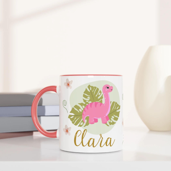 Mug avec motif dinosaure et prénom personnalisé, intérieur rose, idéal pour une surprise adorable.