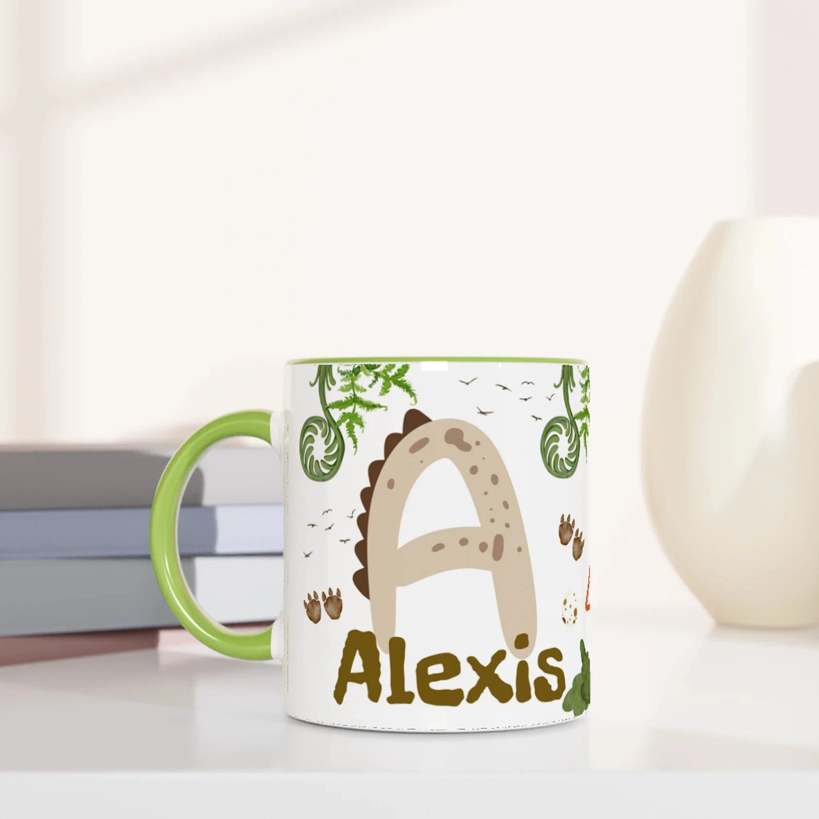 Mug avec prénom et motif dinosaure, intérieur vert, parfait pour un enfant fan de dinosaures