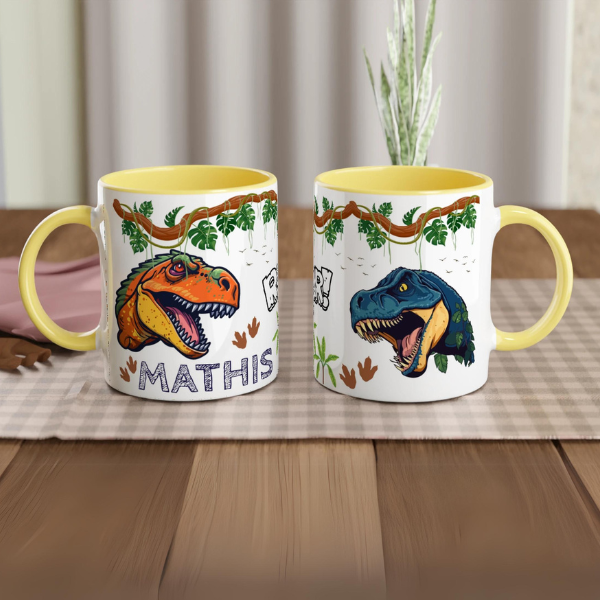 Mug personnalisé enfant avec motif dinosaure T-Rex, intérieur jaune, parfait comme cadeau unique.