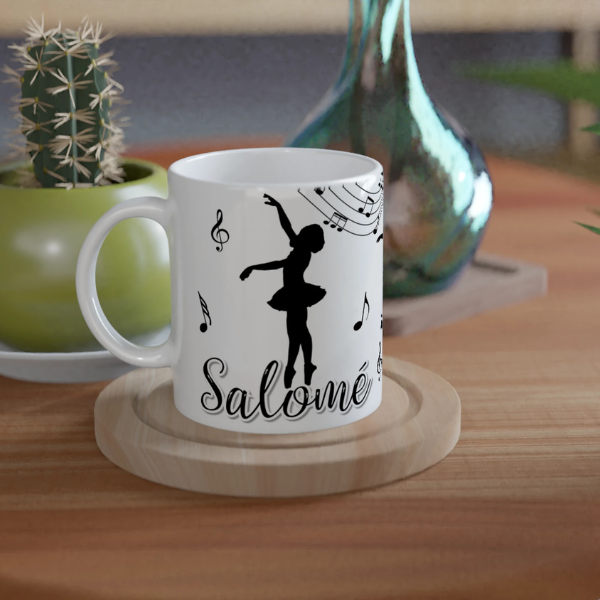 Tasse personnalisée tout blanc avec prénom, danseuse classique et notes de musique, intérieur vert, idéale pour un cadeau original et pratique.