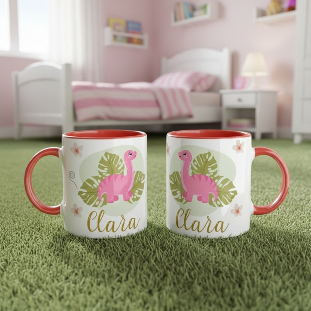 mug enfant dinosaure personnalisé posé sur tapis vert dans une chambre enfant avec décor ludique