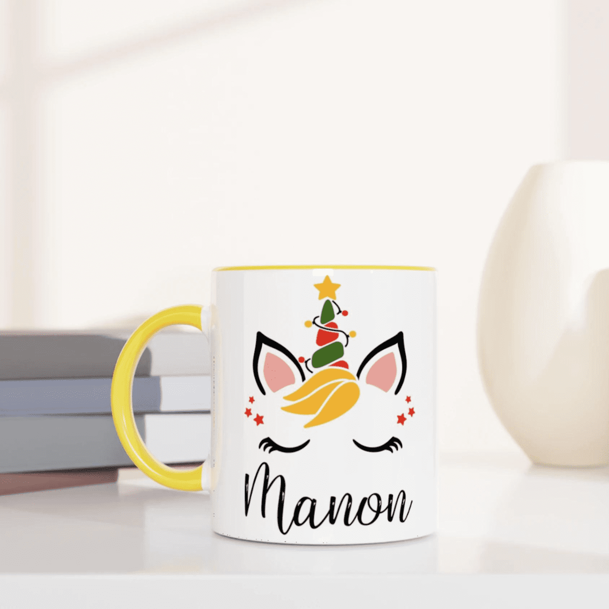 Mug blanc motif licorne festive avec corne sapin, anse jaune et intérieur jaune lumineux