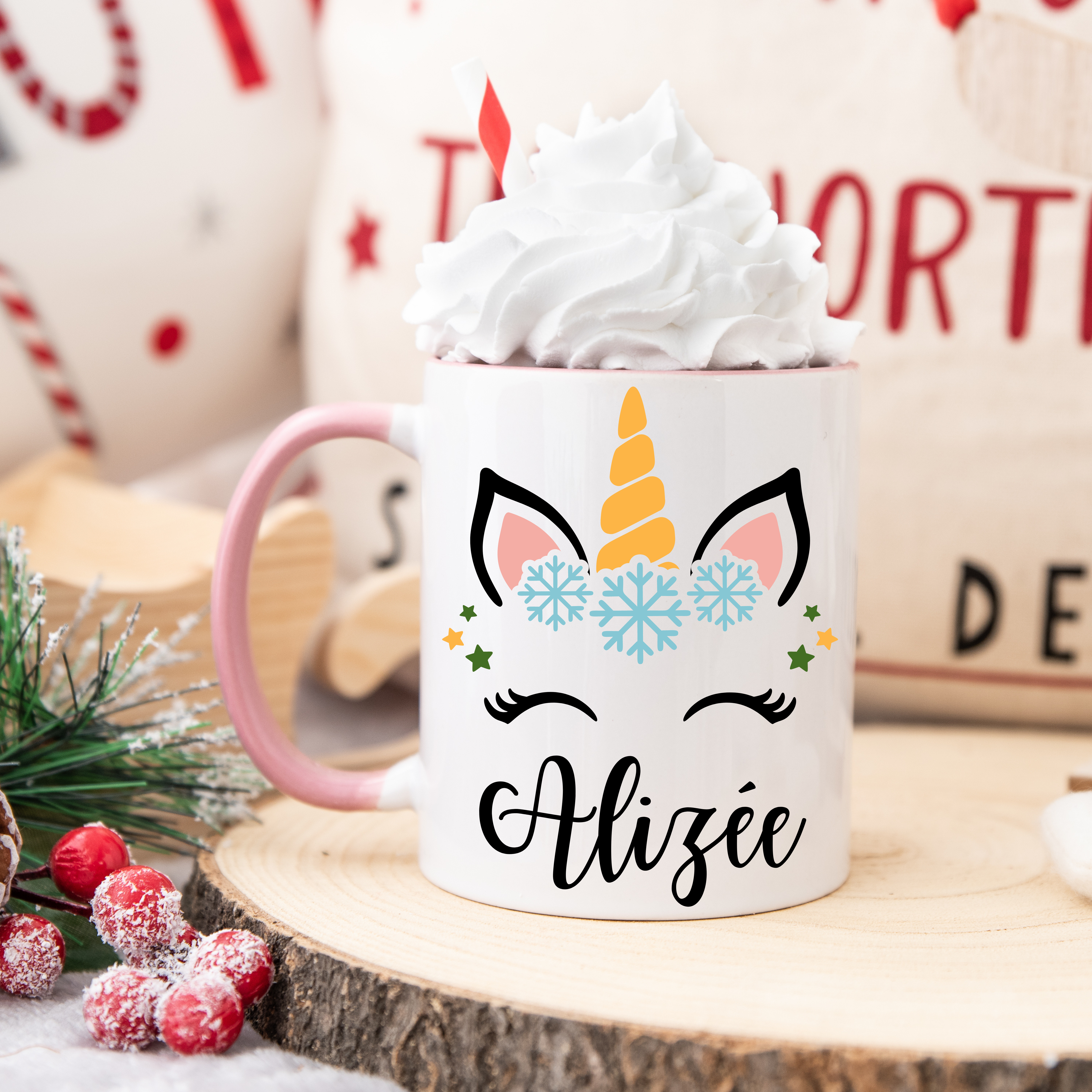 Mug blanc motif licorne hivernale, anse rose pâle et intérieur rose assorti