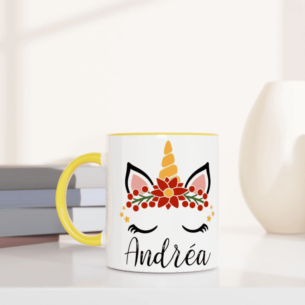 Mug blanc orné d’une licorne décorative, intérieur jaune et illustration florale colorée