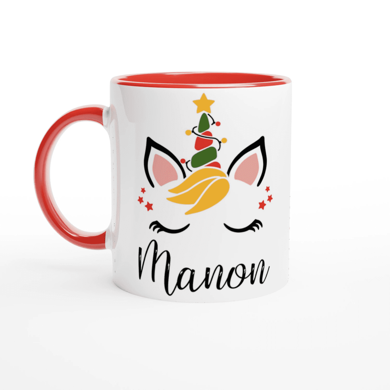 Tasse blanche décorée d’une licorne festive avec sapin stylisé, anse rouge et intérieur rouge
