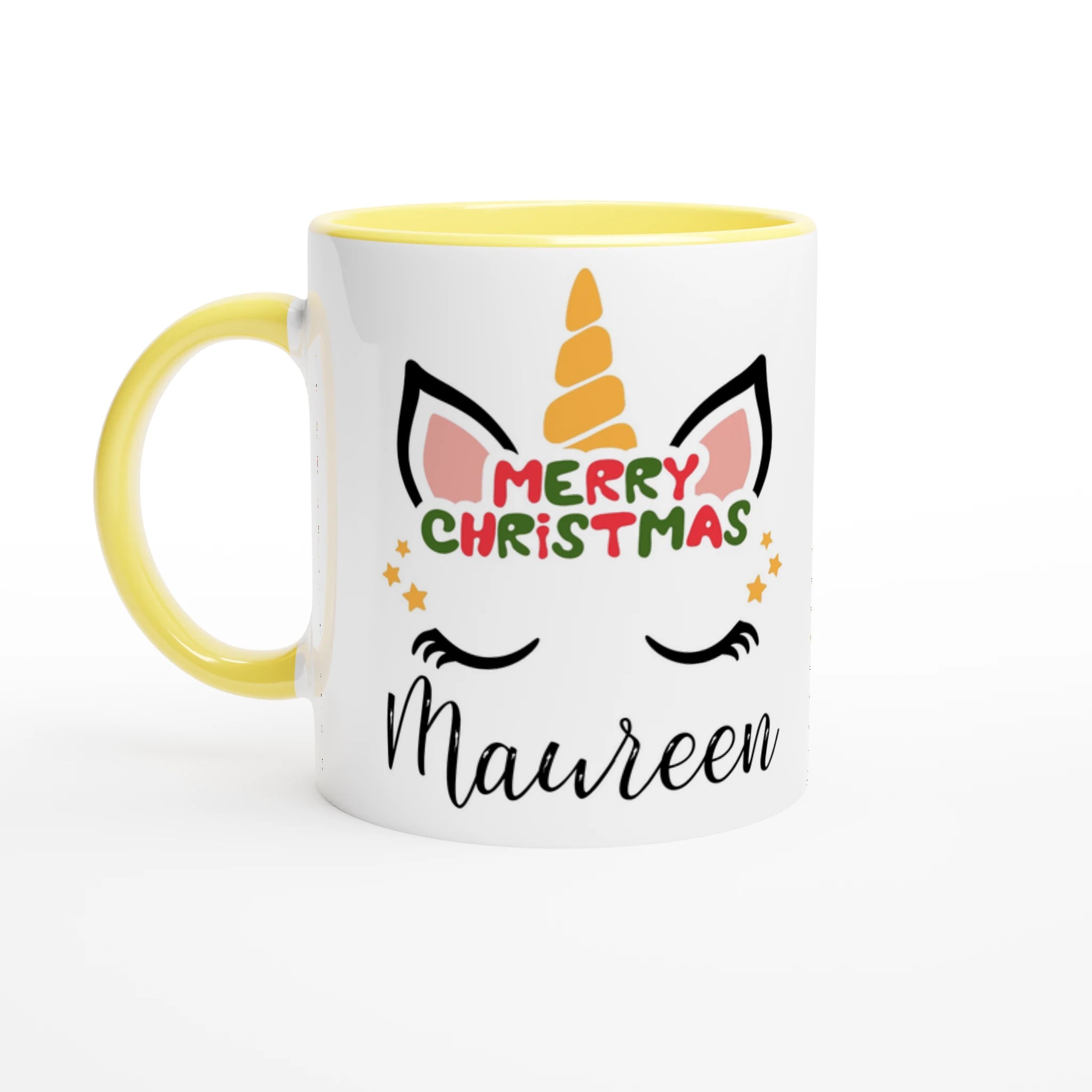 Mug licorne de Noël Merry Christmas avec anse jaune et intérieur jaune, illustration festive et étoiles décoratives.